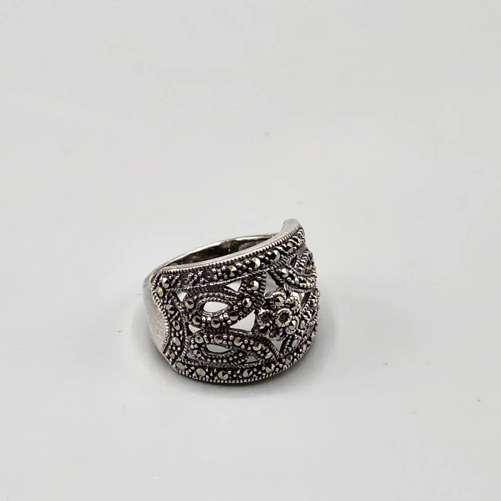 Marcasite Ring w/ Flower Detail Size 8.5